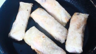 Tavada börek kızart.