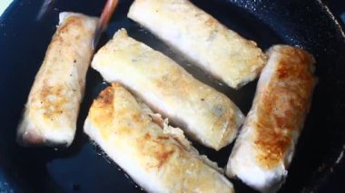 Tavada börek kızart.