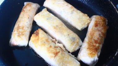 Tavada börek kızart.