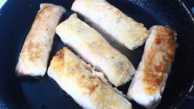 Tavada börek kızart.