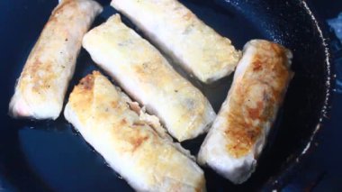 Tavada börek kızart.