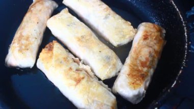 Tavada börek kızart.