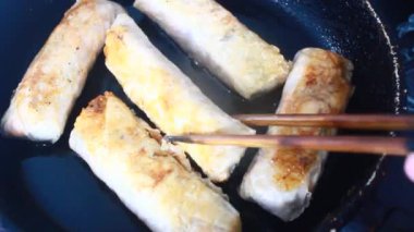 Tavada börek kızart.