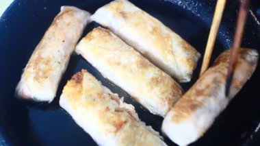 Tavada börek kızart.