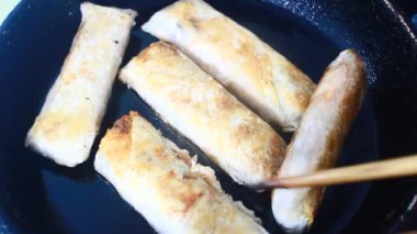 Tavada börek kızart.