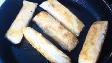 Tavada börek kızart.