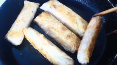 Tavada börek kızart.