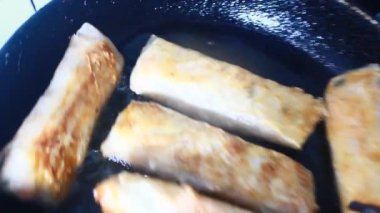 Tavada börek kızart.