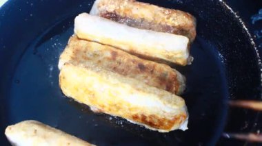 Tavada börek kızart.