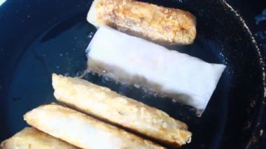 Tavada börek kızart.