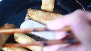 Tavada börek kızart.