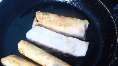 Tavada börek kızart.