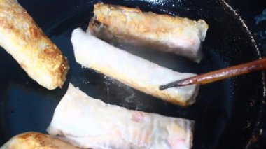 Tavada börek kızart.