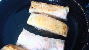 Tavada börek kızart.