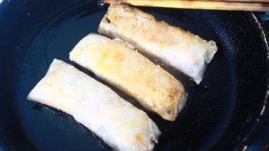 Tavada börek kızart.