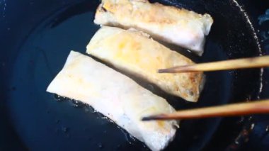 Tavada börek kızart.