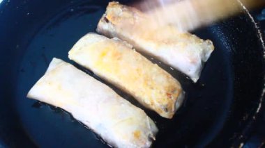 Tavada börek kızart.