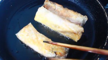 Tavada börek kızart.