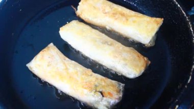 Tavada börek kızart.