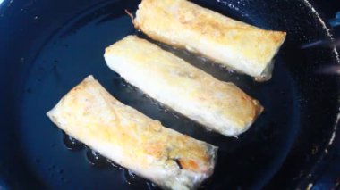 Tavada börek kızart.