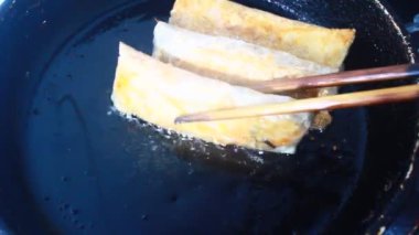 Tavada börek kızart.