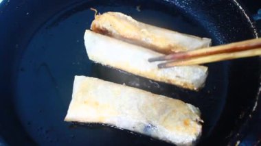 Tavada börek kızart.