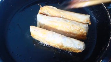 Tavada börek kızart.