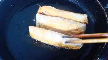 Tavada börek kızart.