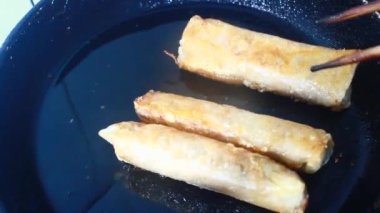 Tavada börek kızart.