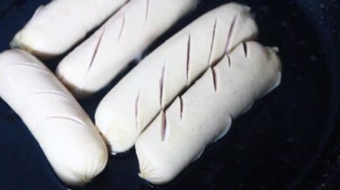 Tavada kızarmış sosis.