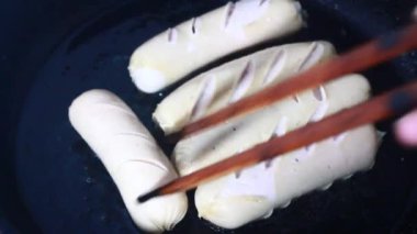 Tavada kızarmış sosis.