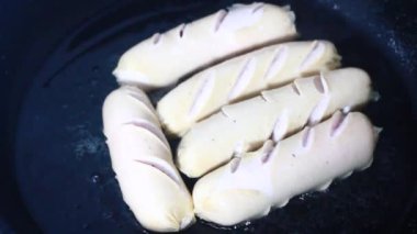 Tavada kızarmış sosis.