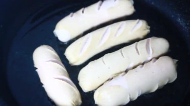 Tavada kızarmış sosis.