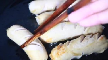 Tavada kızarmış sosis.