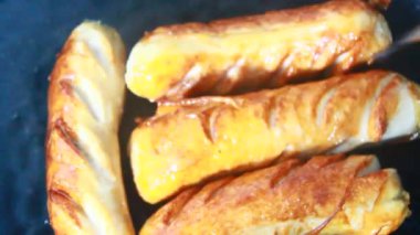 Tavada kızarmış sosis.