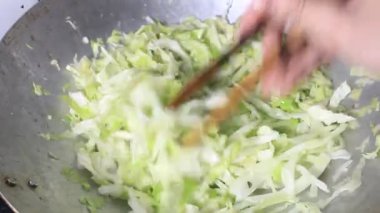 Parçalanmış lahana kızartılmış.