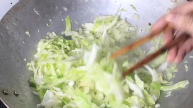 Parçalanmış lahana kızartılmış.