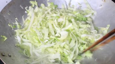 Parçalanmış lahana kızartılmış.