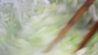 Parçalanmış lahana kızartılmış.