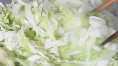 Parçalanmış lahana kızartılmış.