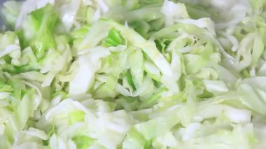 Parçalanmış lahana kızartılmış.