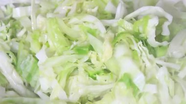 Parçalanmış lahana kızartılmış.