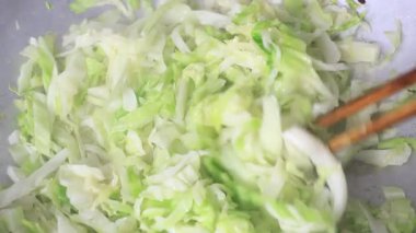 Parçalanmış lahana kızartılmış.