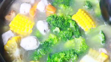 Bir kasede karışık sebze çorbası