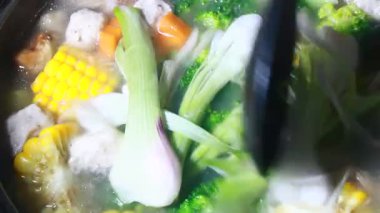 Bir kasede karışık sebze çorbası