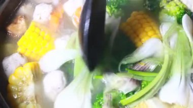 Bir kasede karışık sebze çorbası