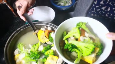 Bir kasede karışık sebze çorbası