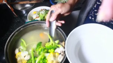 Bir kasede karışık sebze çorbası