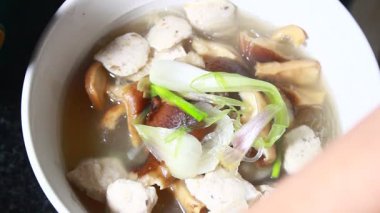 Biraz mantar eriştesi işliyorum. 