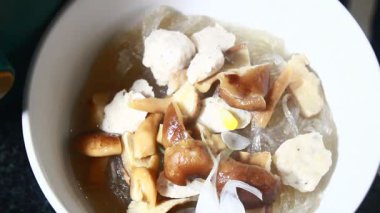 Biraz mantar eriştesi işliyorum. 